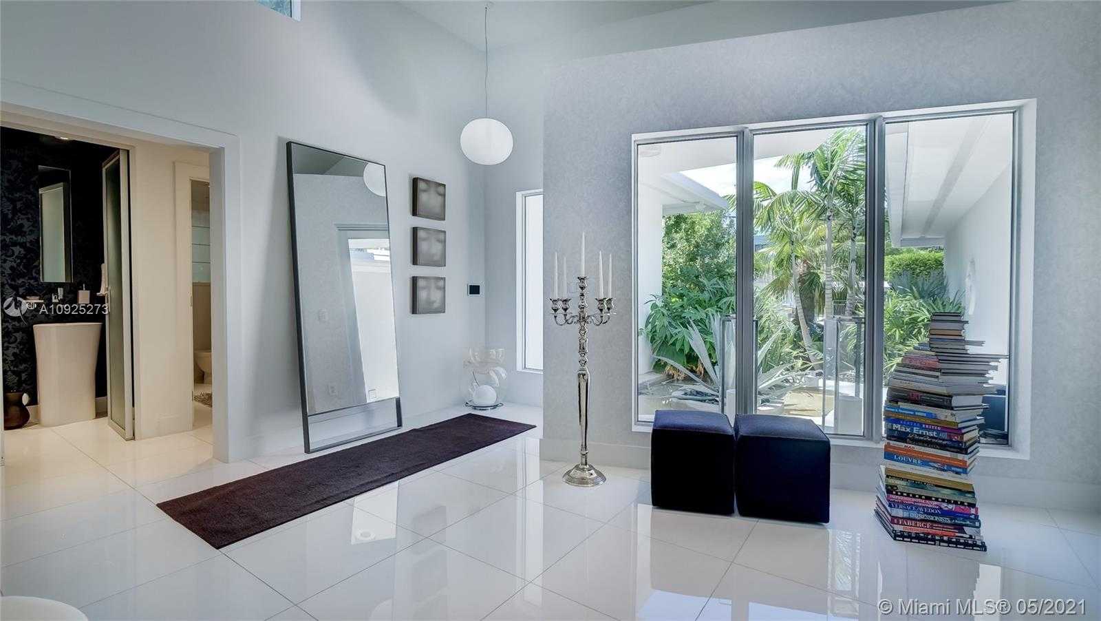 Small Image of 425 E Dilido Dr, Miami Beach, FL 33139, USA Number 7