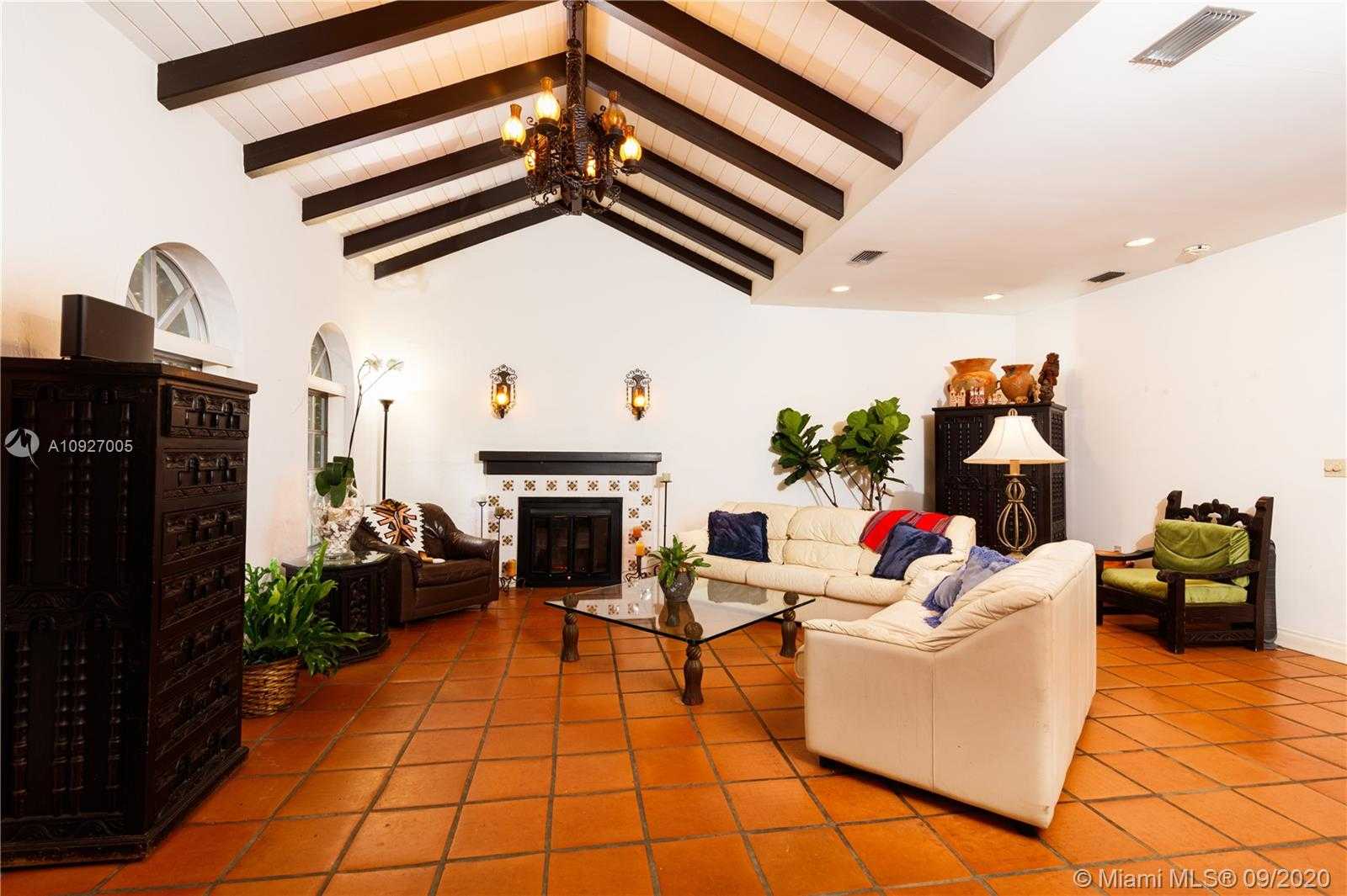 Small Image of 1763 ESPANOLA DR, Miami Number 4
