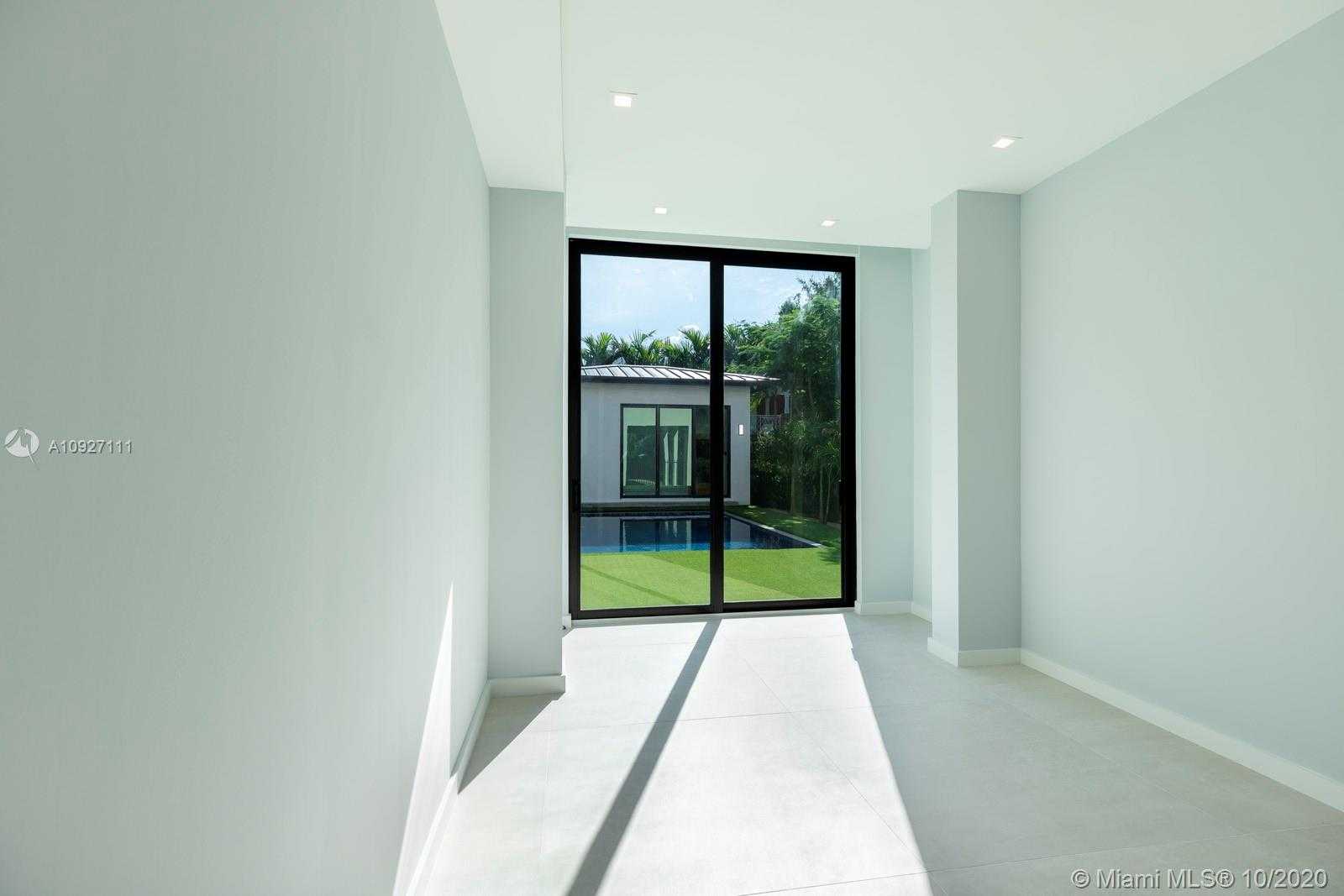 Small Image of 5470 SUNSET DR, Miami Number 6