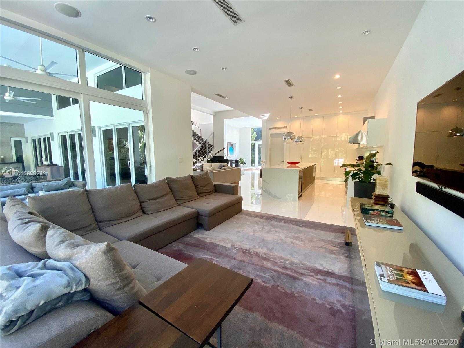 Small Image of 3925 LEAFY WAY, Miami Number 16