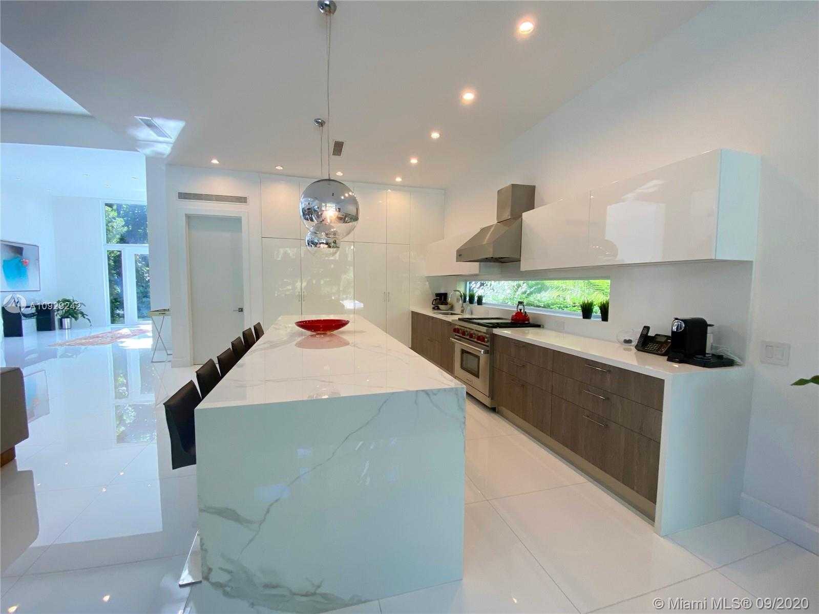 Small Image of 3925 LEAFY WAY, Miami Number 17