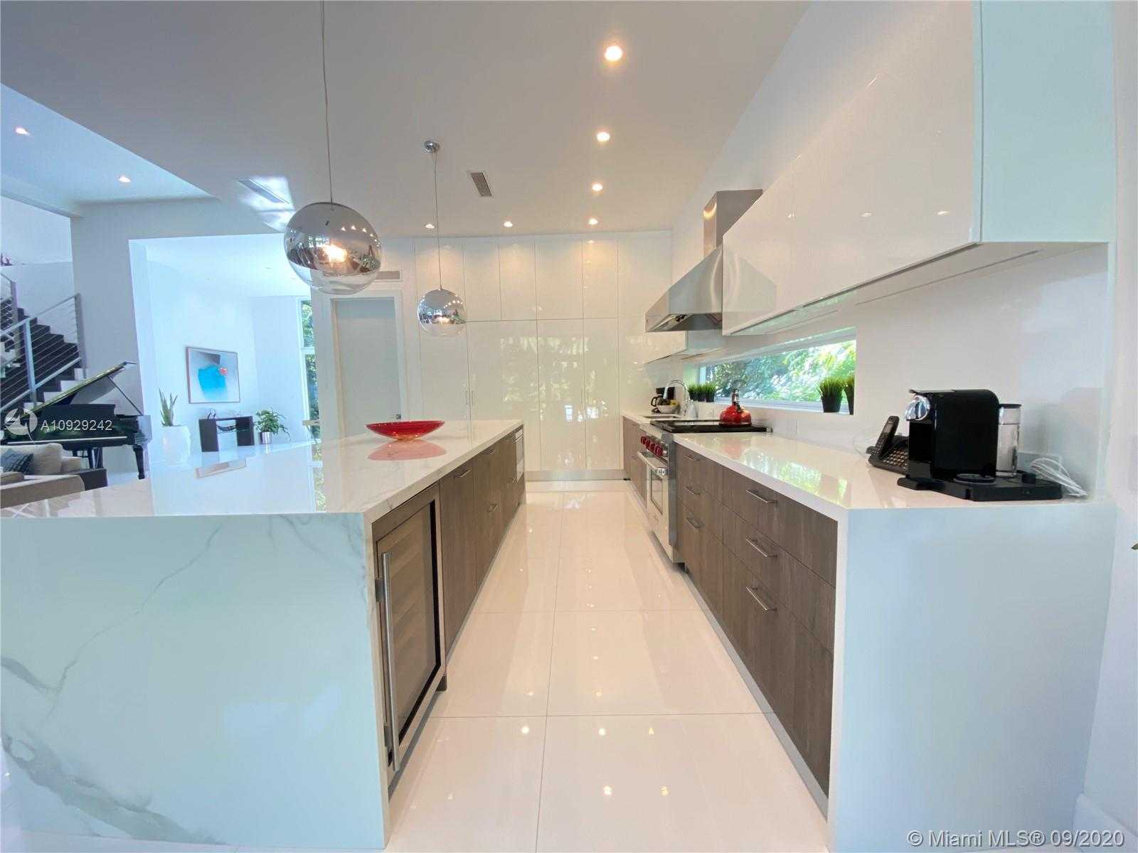 Small Image of 3925 LEAFY WAY, Miami Number 18