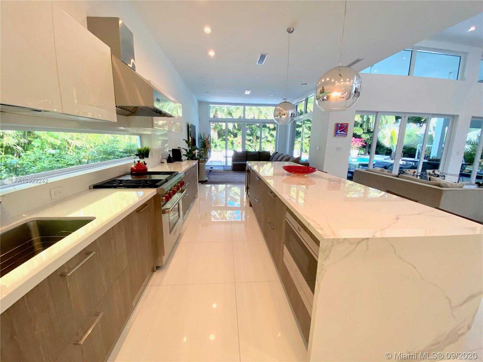 Small Image of 3925 LEAFY WAY, Miami Number 19