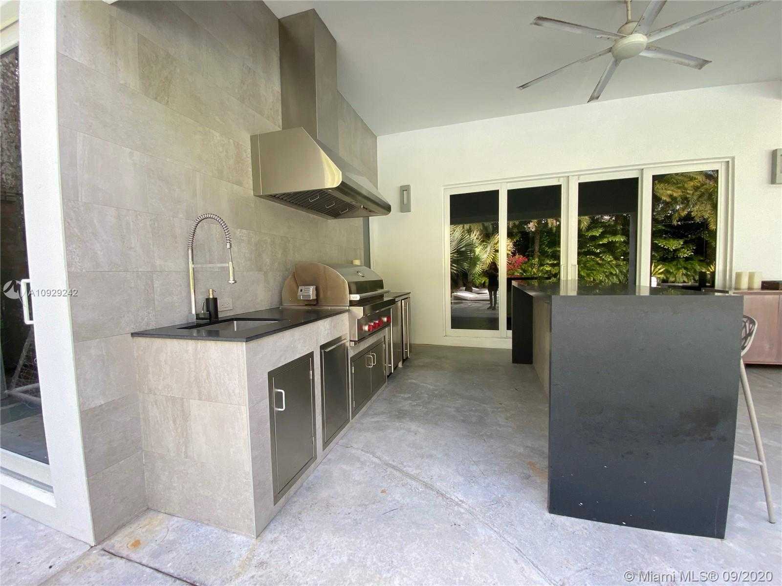 Small Image of 3925 LEAFY WAY, Miami Number 28