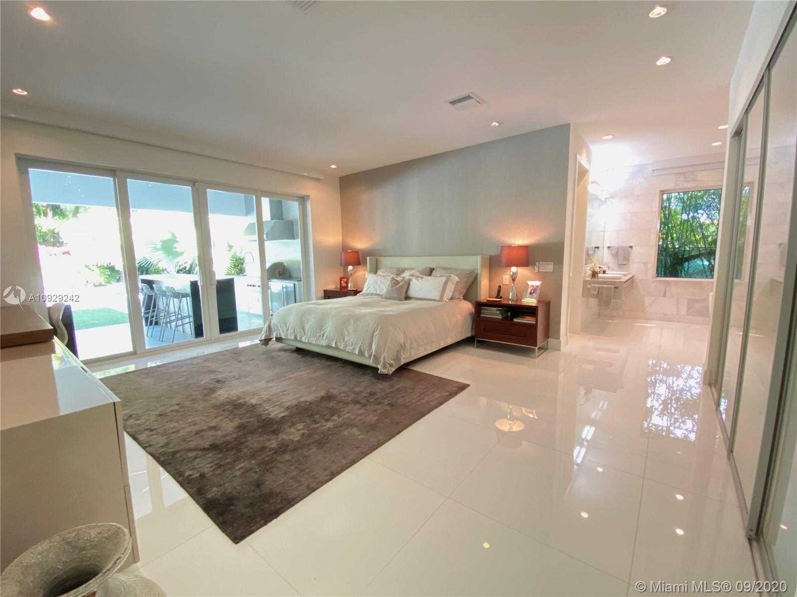 Small Image of 3925 LEAFY WAY, Miami Number 31