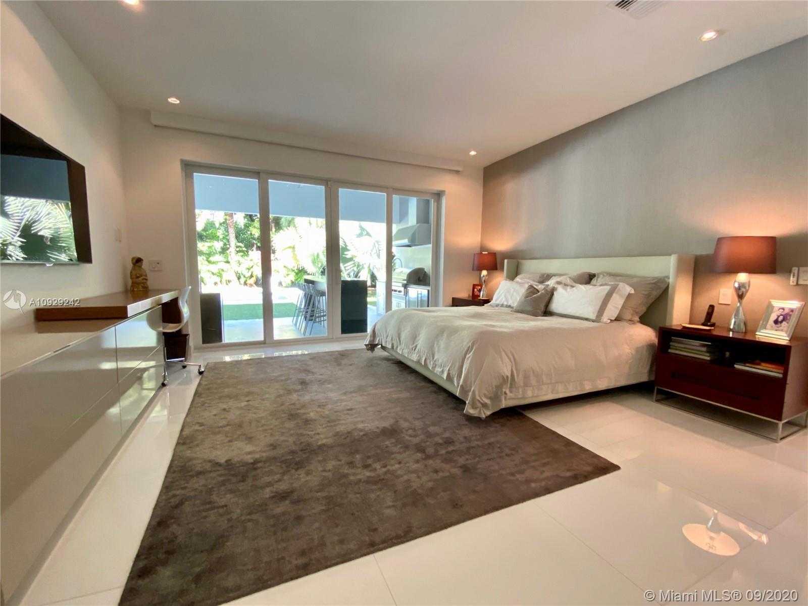 Small Image of 3925 LEAFY WAY, Miami Number 32