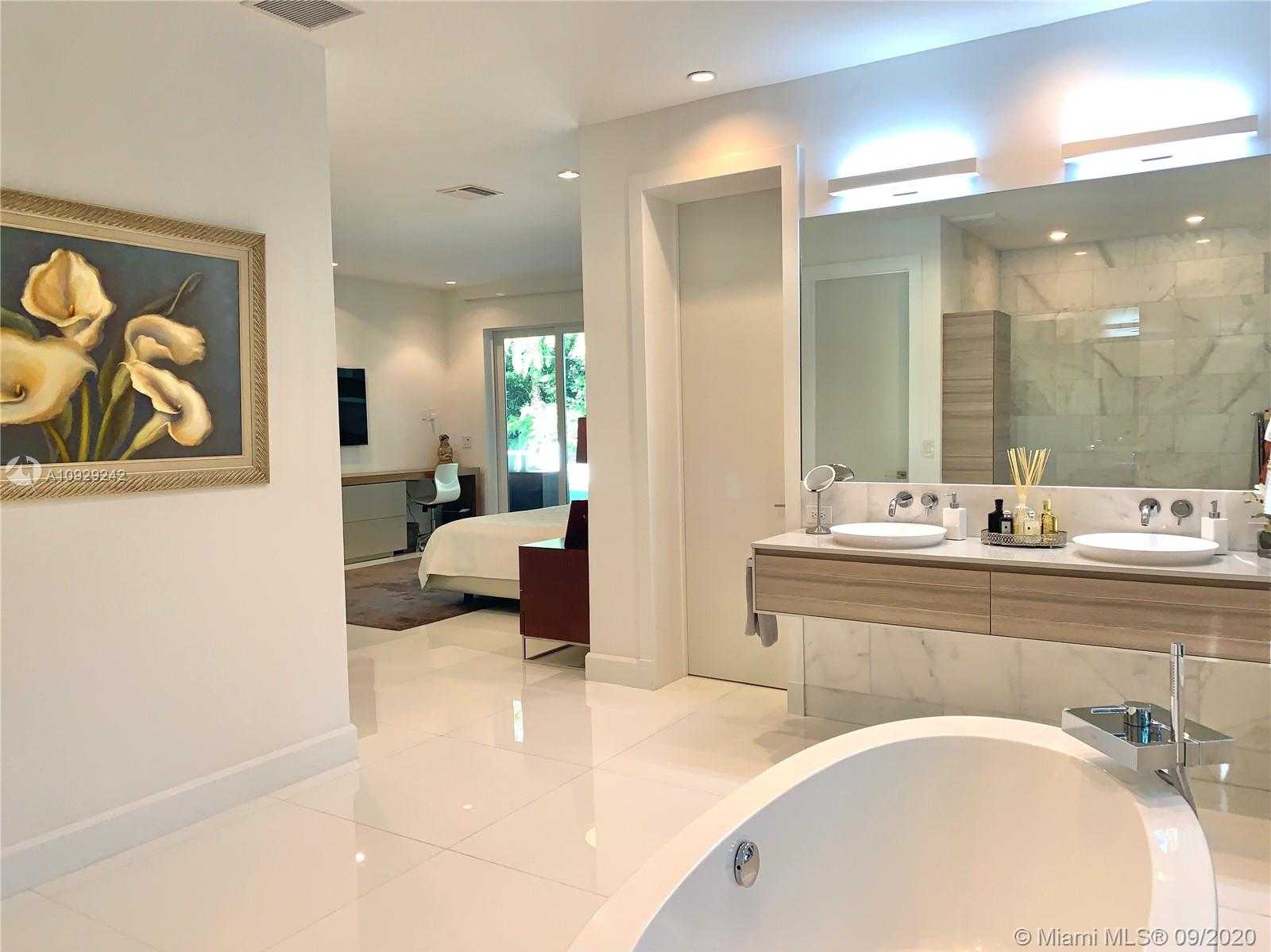 Small Image of 3925 LEAFY WAY, Miami Number 34