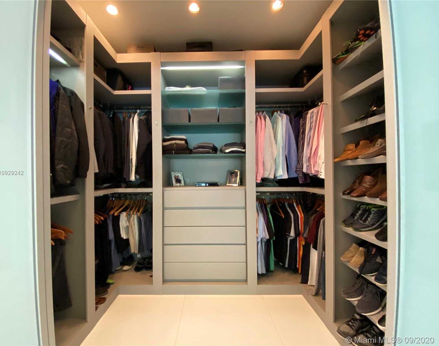 Small Image of 3925 LEAFY WAY, Miami Number 36