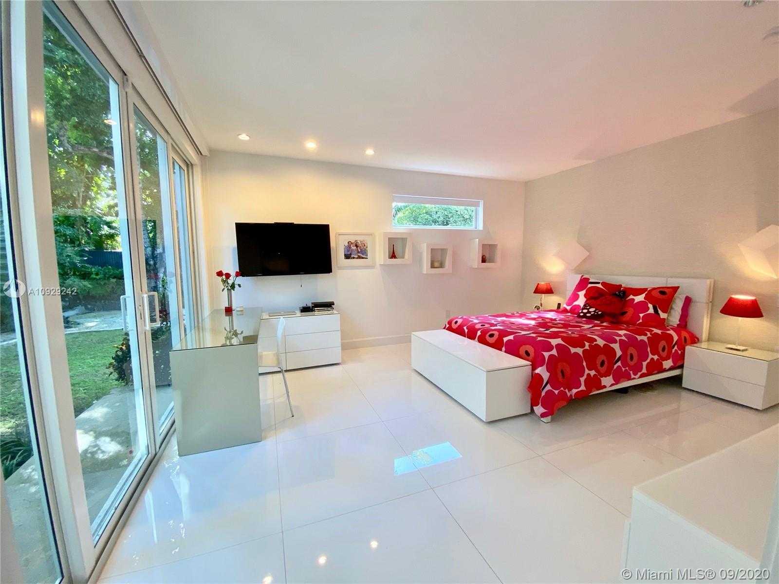 Small Image of 3925 LEAFY WAY, Miami Number 37