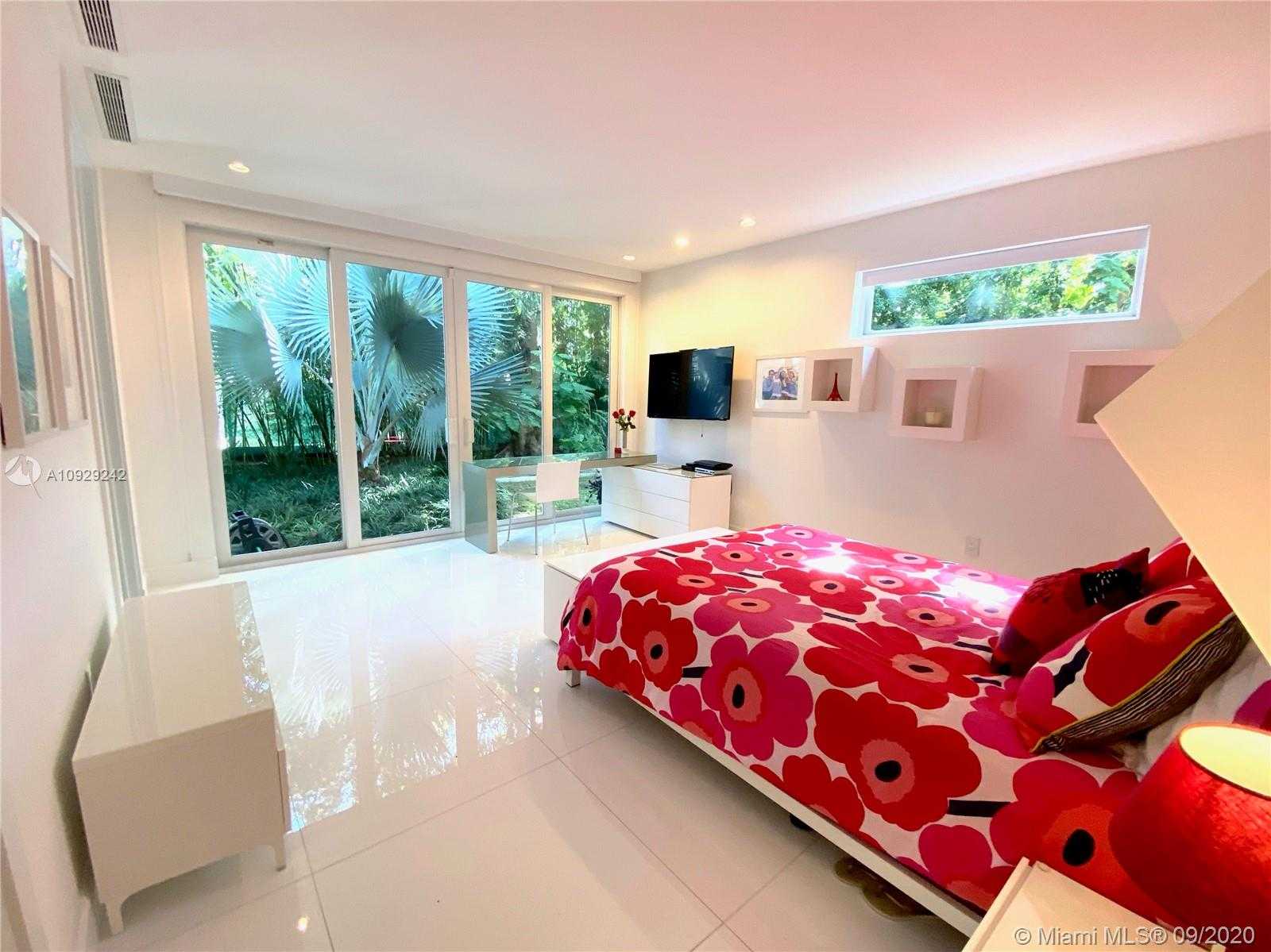 Small Image of 3925 LEAFY WAY, Miami Number 38