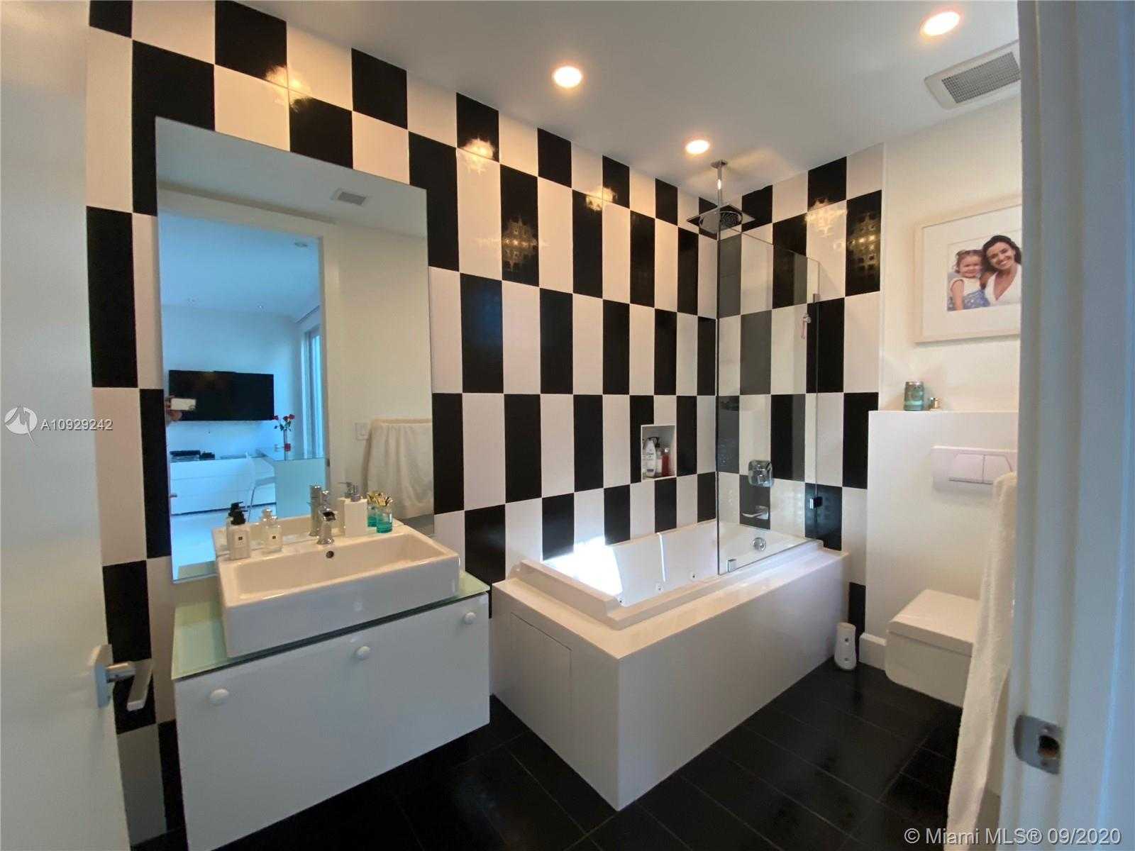 Small Image of 3925 LEAFY WAY, Miami Number 39