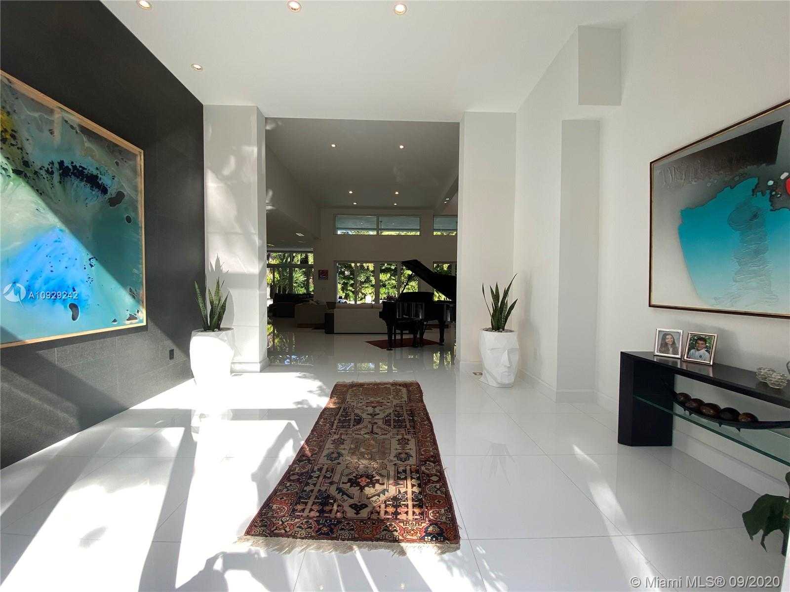 Small Image of 3925 LEAFY WAY, Miami Number 4
