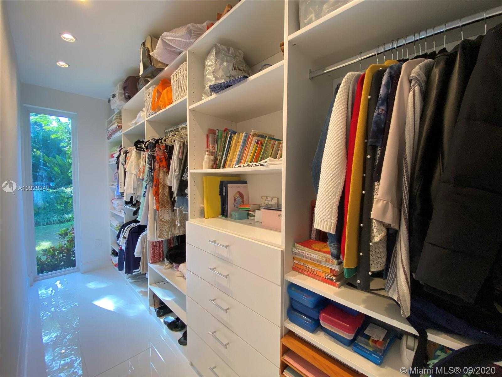 Small Image of 3925 LEAFY WAY, Miami Number 40
