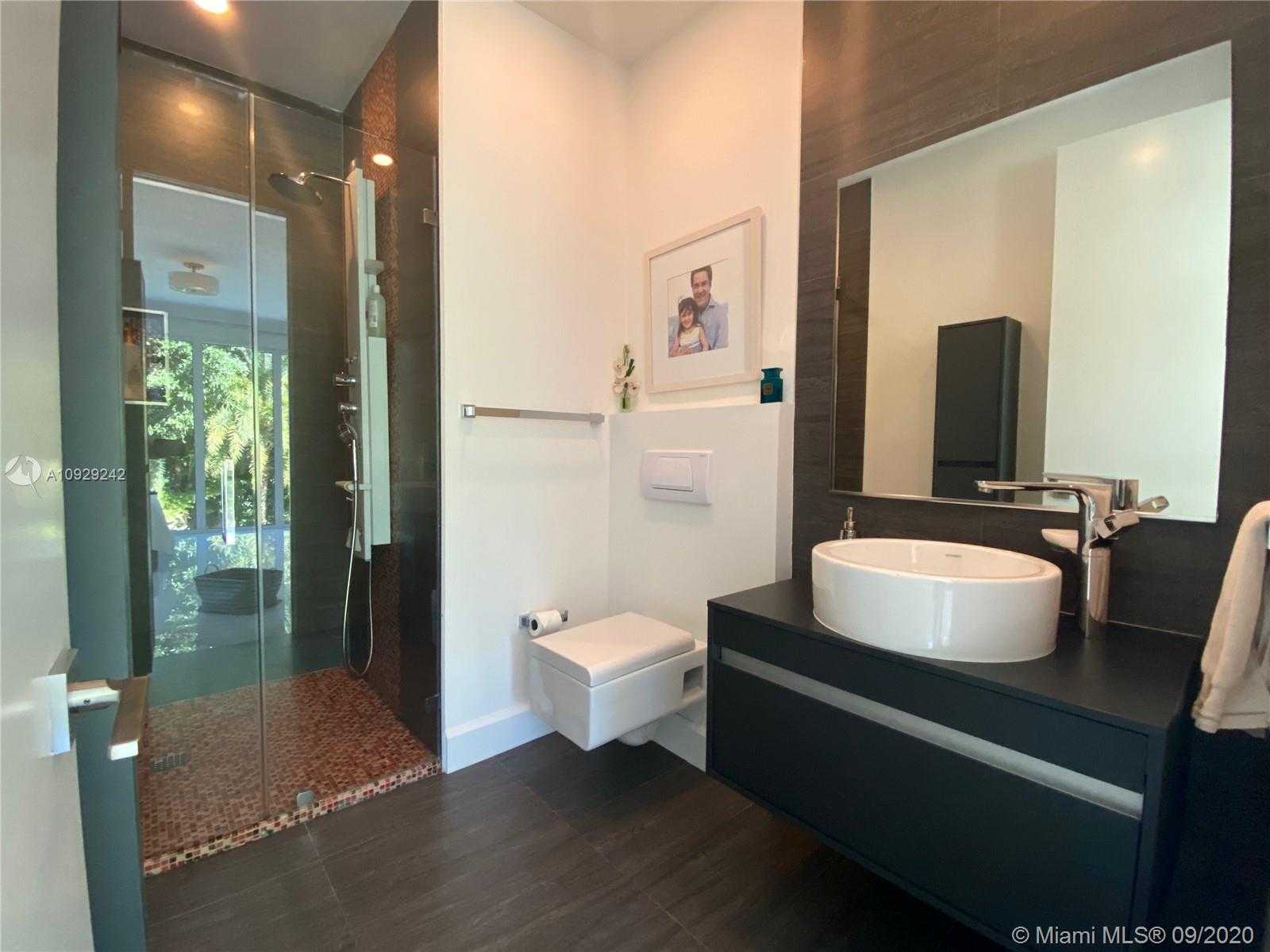 Small Image of 3925 LEAFY WAY, Miami Number 42