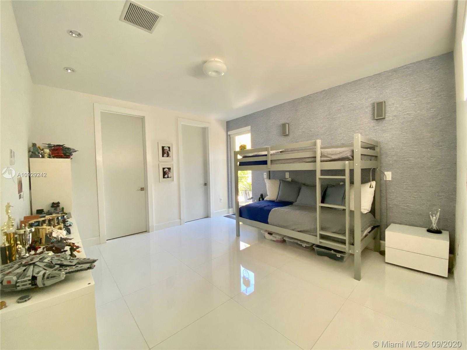 Small Image of 3925 LEAFY WAY, Miami Number 44