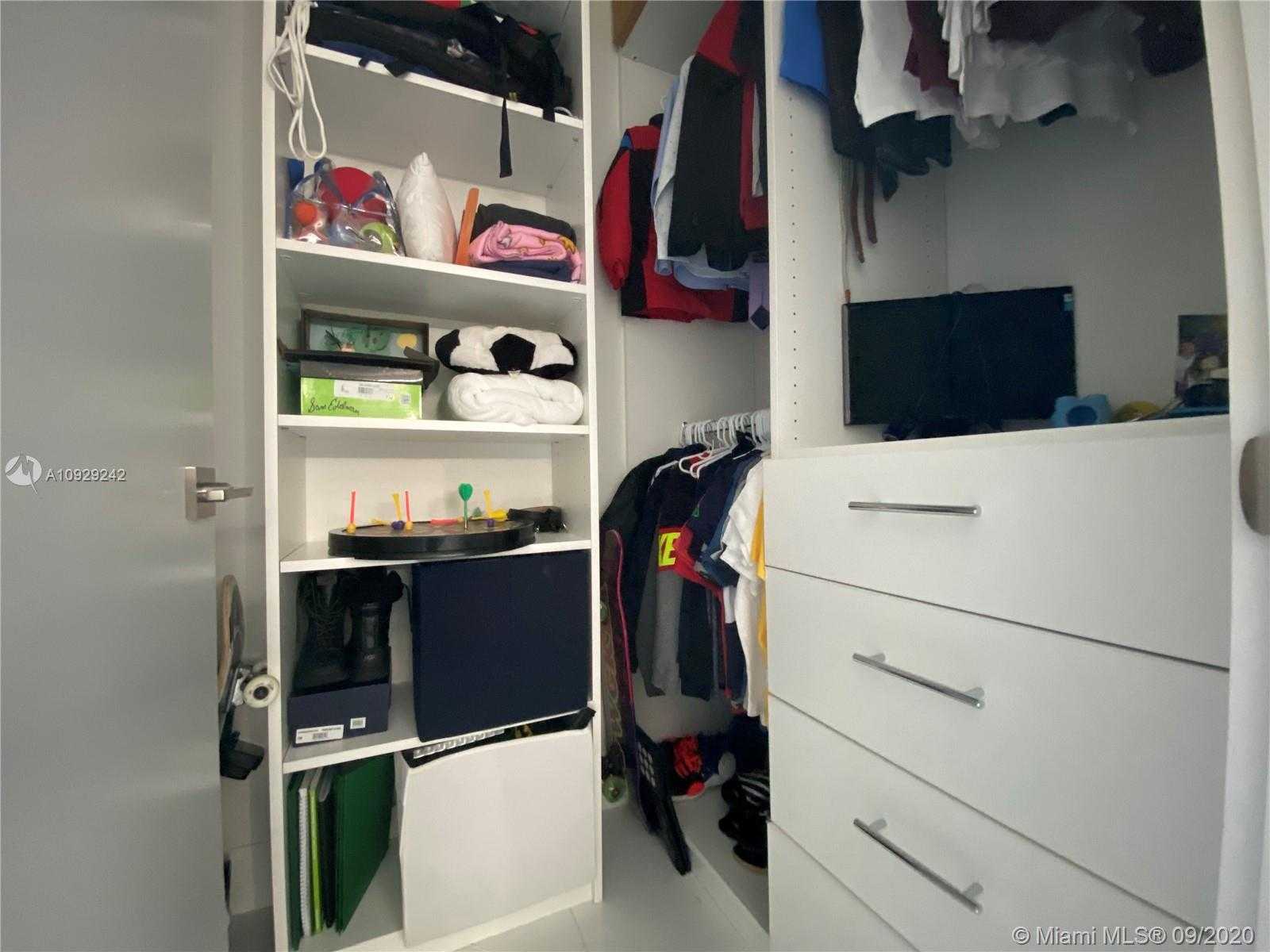 Small Image of 3925 LEAFY WAY, Miami Number 45