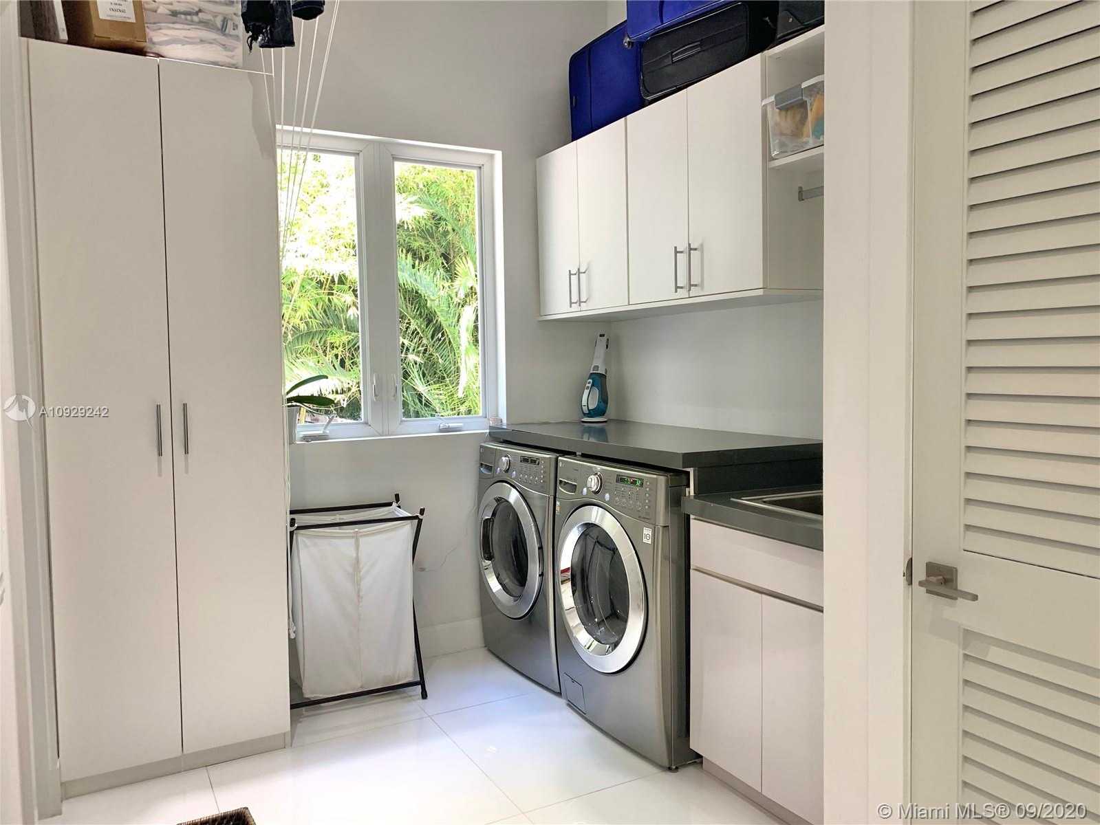 Small Image of 3925 LEAFY WAY, Miami Number 46