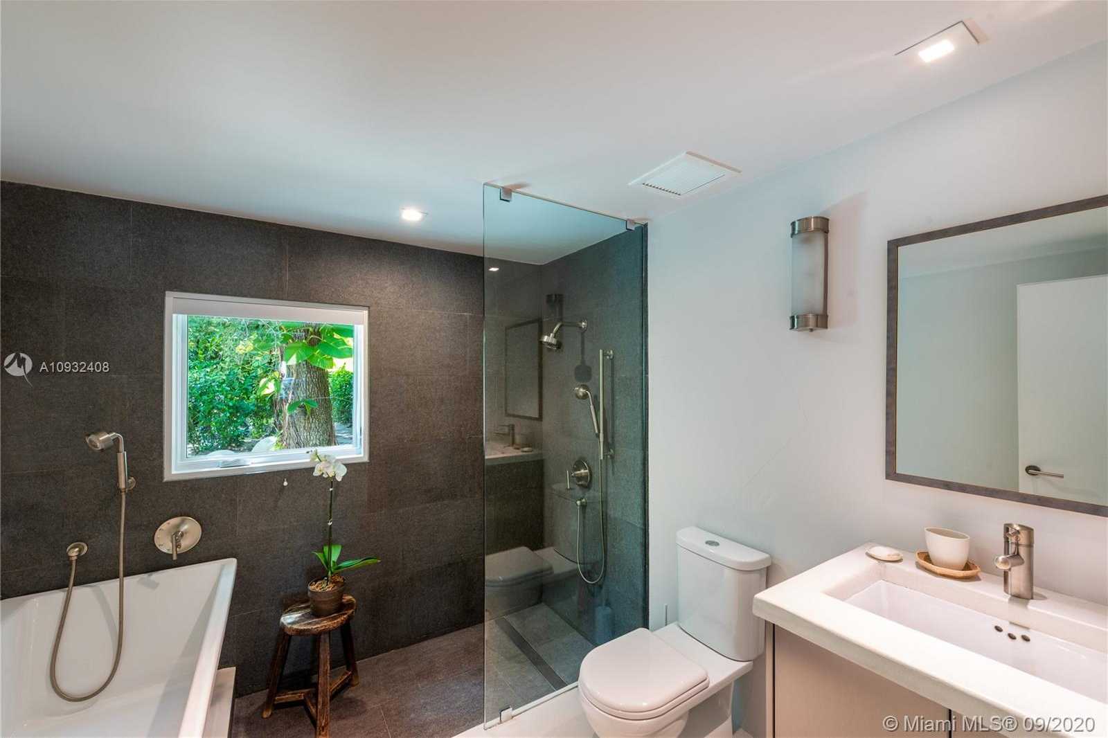 Small Image of 3470 NORTH MOORINGS WAY, Miami Number 23