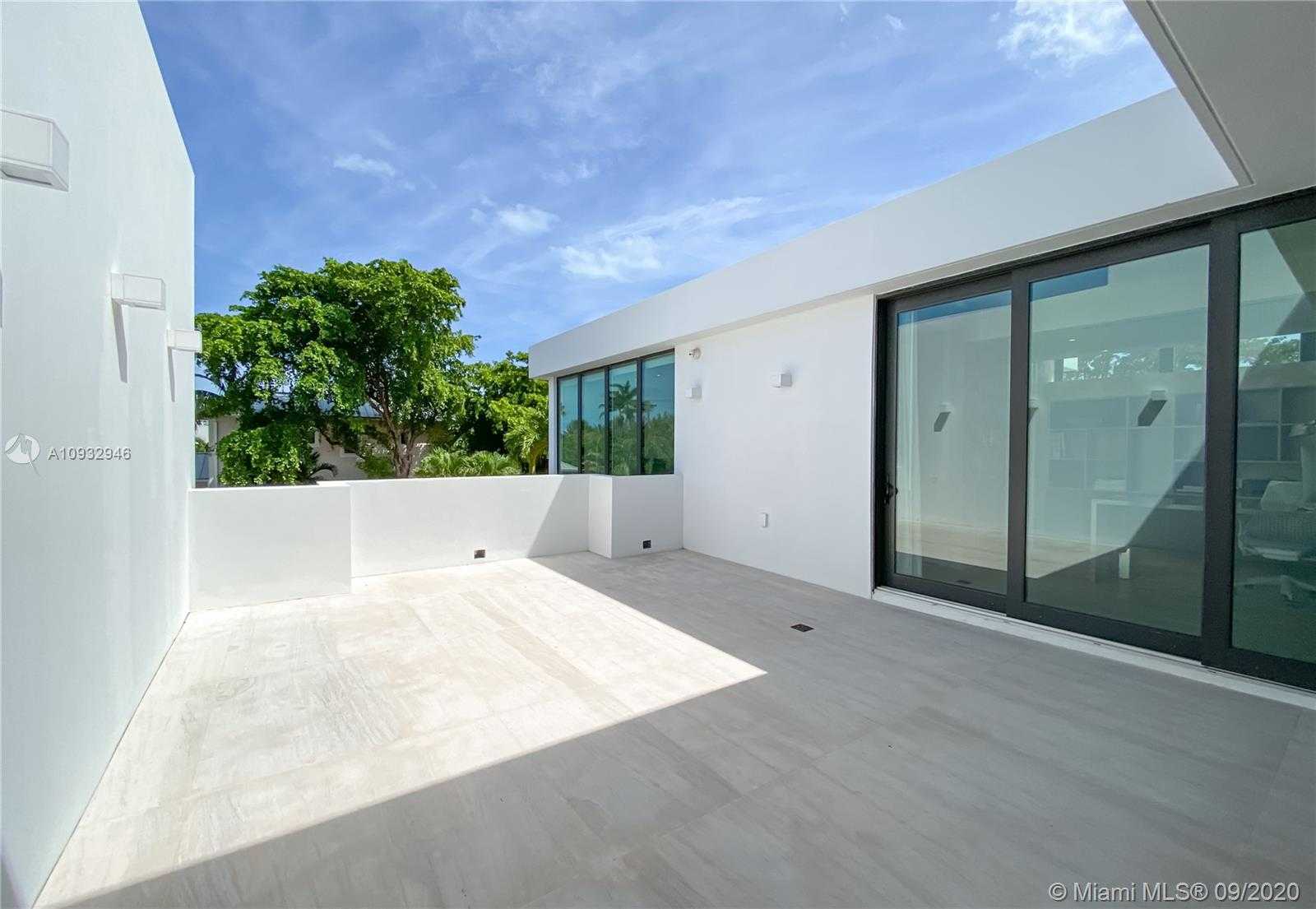 Small Image of 151 BUTTONWOOD DR, Key Biscayne Number 23