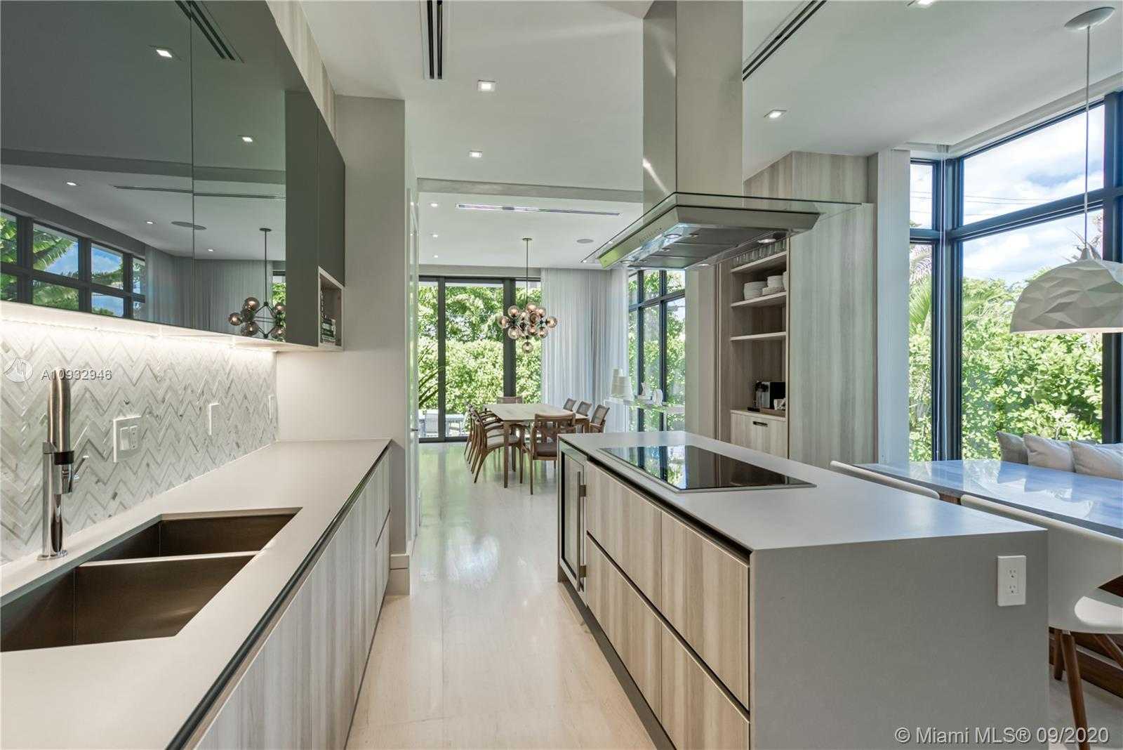 Small Image of 151 BUTTONWOOD DR, Key Biscayne Number 33