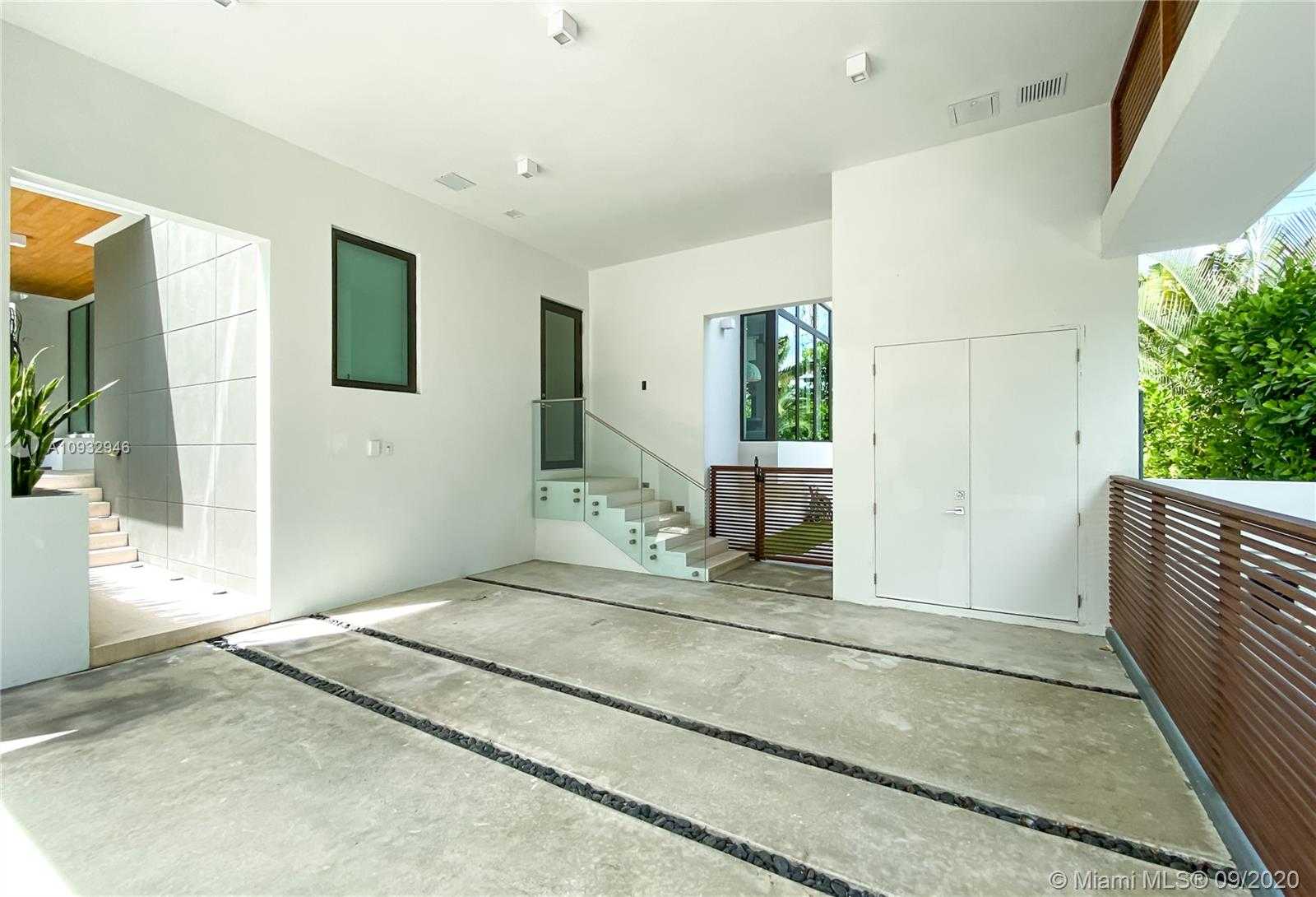 Small Image of 151 BUTTONWOOD DR, Key Biscayne Number 55
