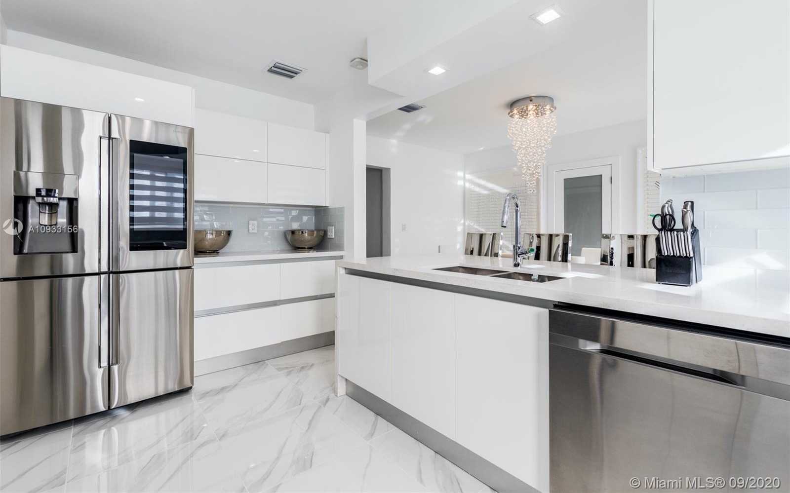 Small Image of 5225 NORTH BAY RD, Miami Beach Number 11