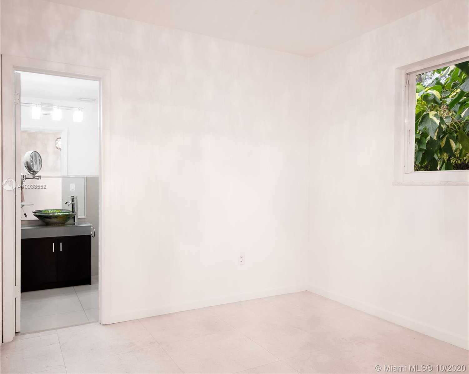 Small Image of 210 OCEAN BLVD, Golden Beach Number 15