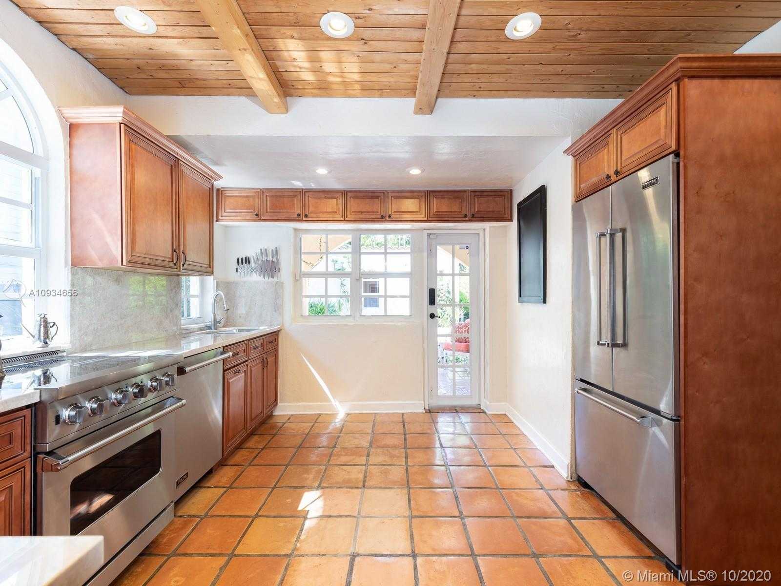 Small Image of 3520 CRYSTAL CT, Miami Number 10