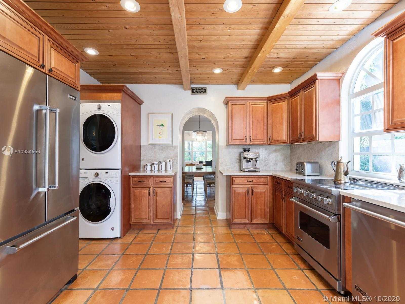 Small Image of 3520 CRYSTAL CT, Miami Number 11