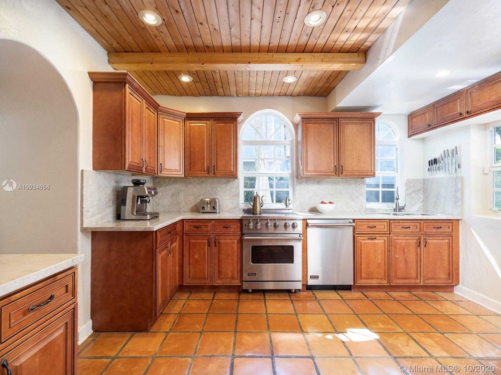 Small Image of 3520 CRYSTAL CT, Miami Number 12