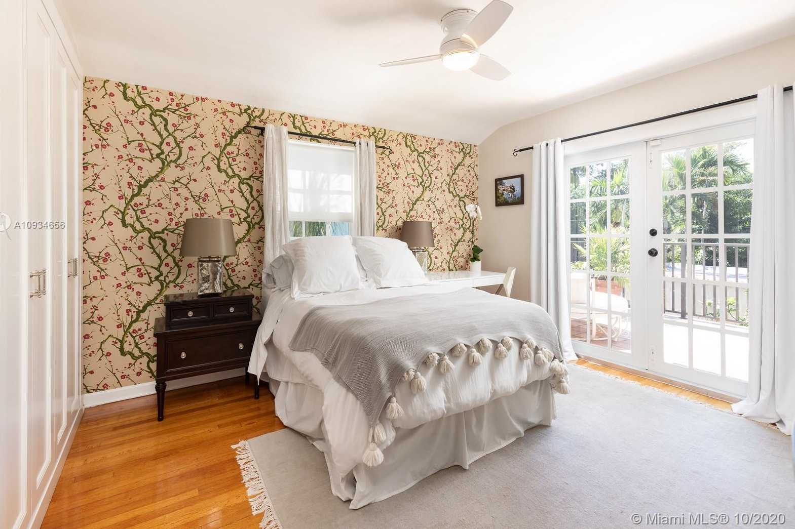 Small Image of 3520 CRYSTAL CT, Miami Number 13