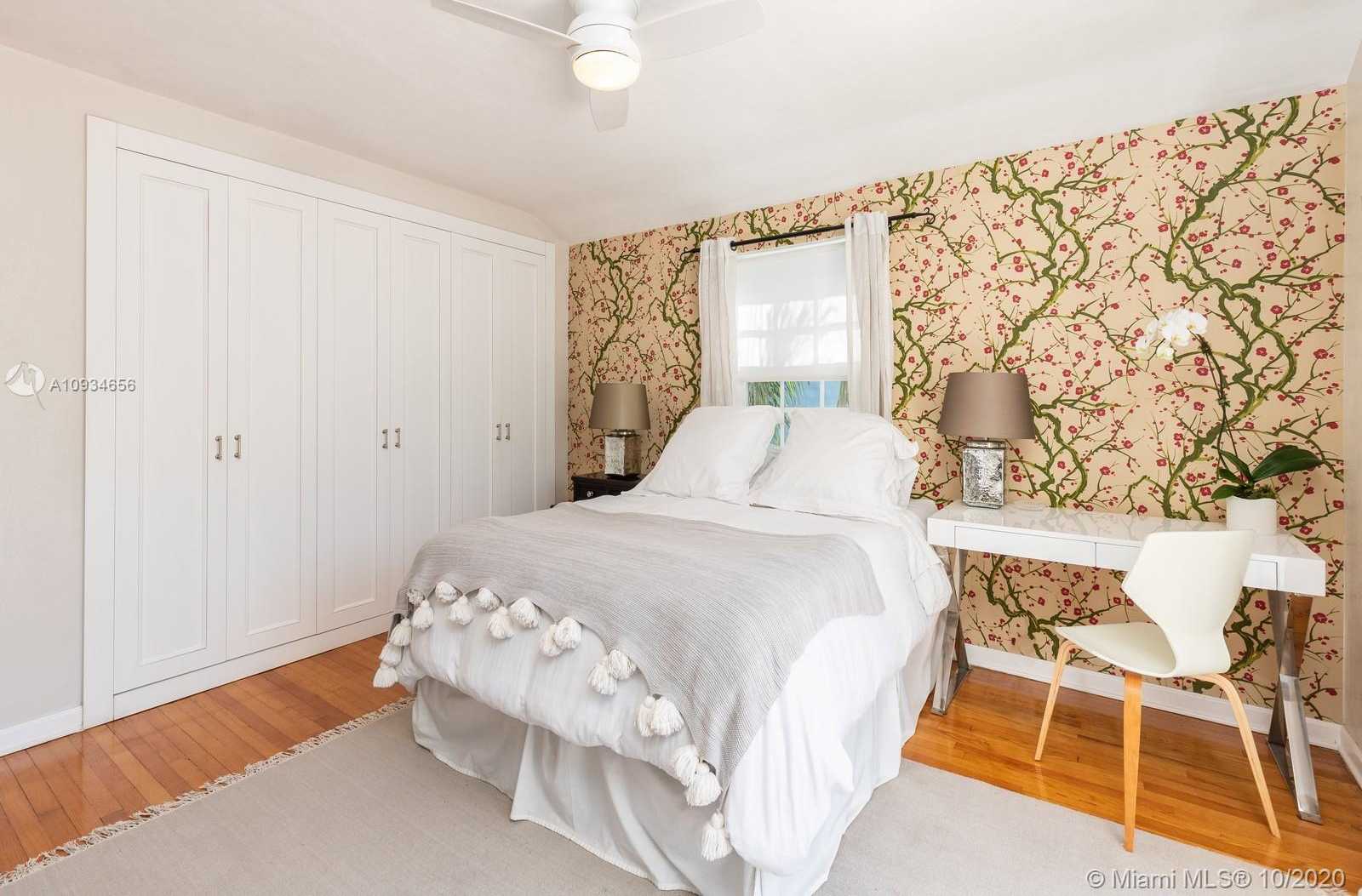Small Image of 3520 CRYSTAL CT, Miami Number 14
