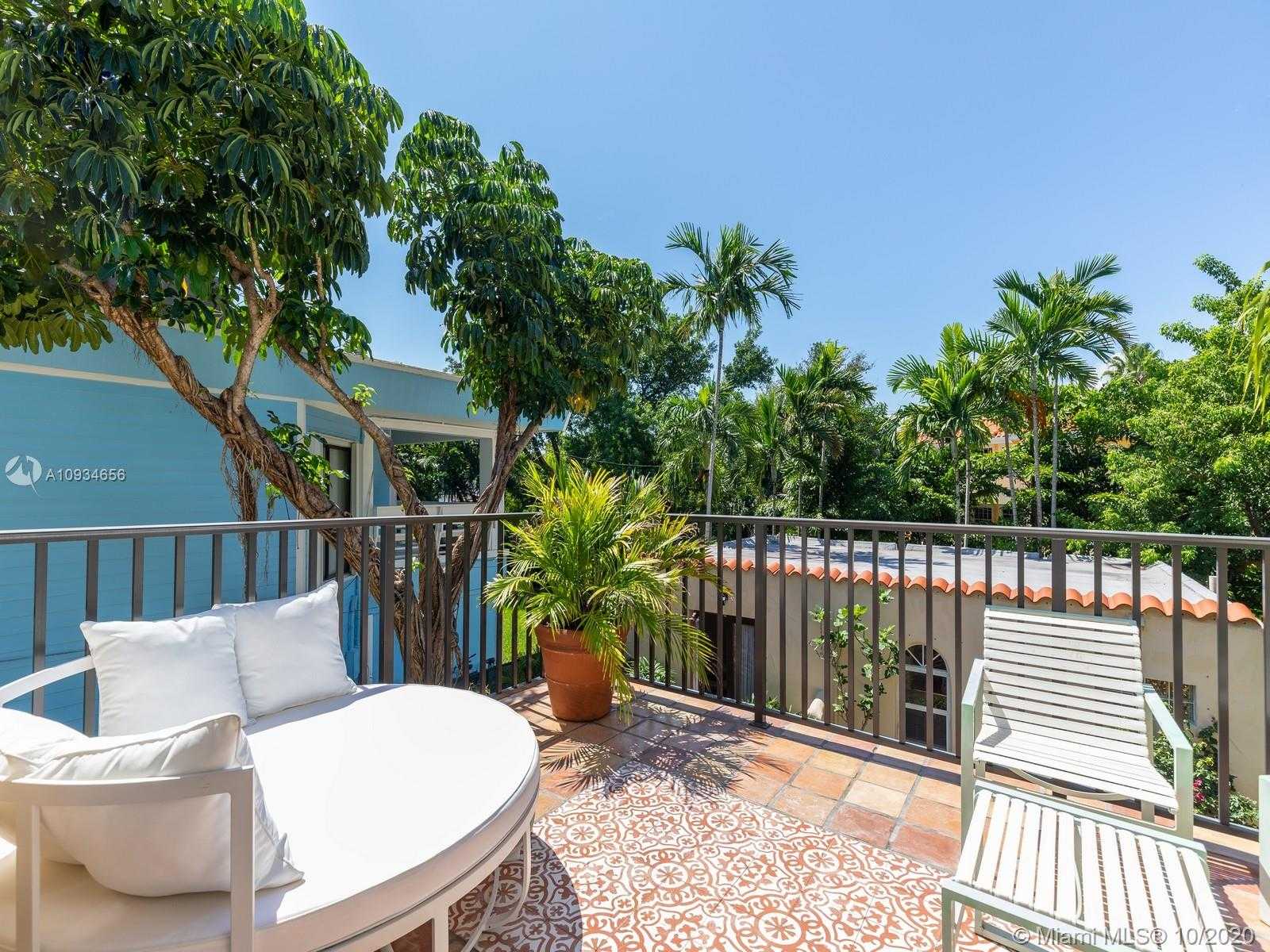 Small Image of 3520 CRYSTAL CT, Miami Number 15