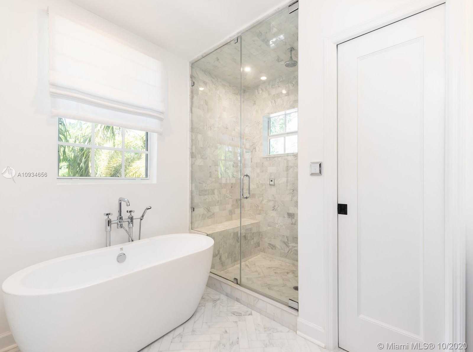 Small Image of 3520 CRYSTAL CT, Miami Number 16