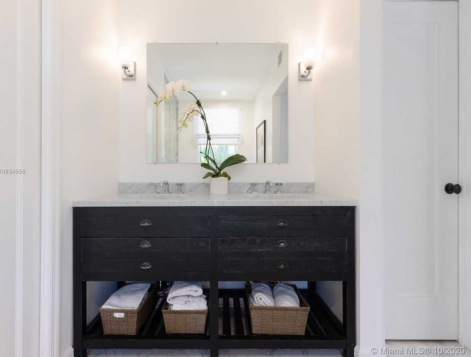 Small Image of 3520 CRYSTAL CT, Miami Number 17