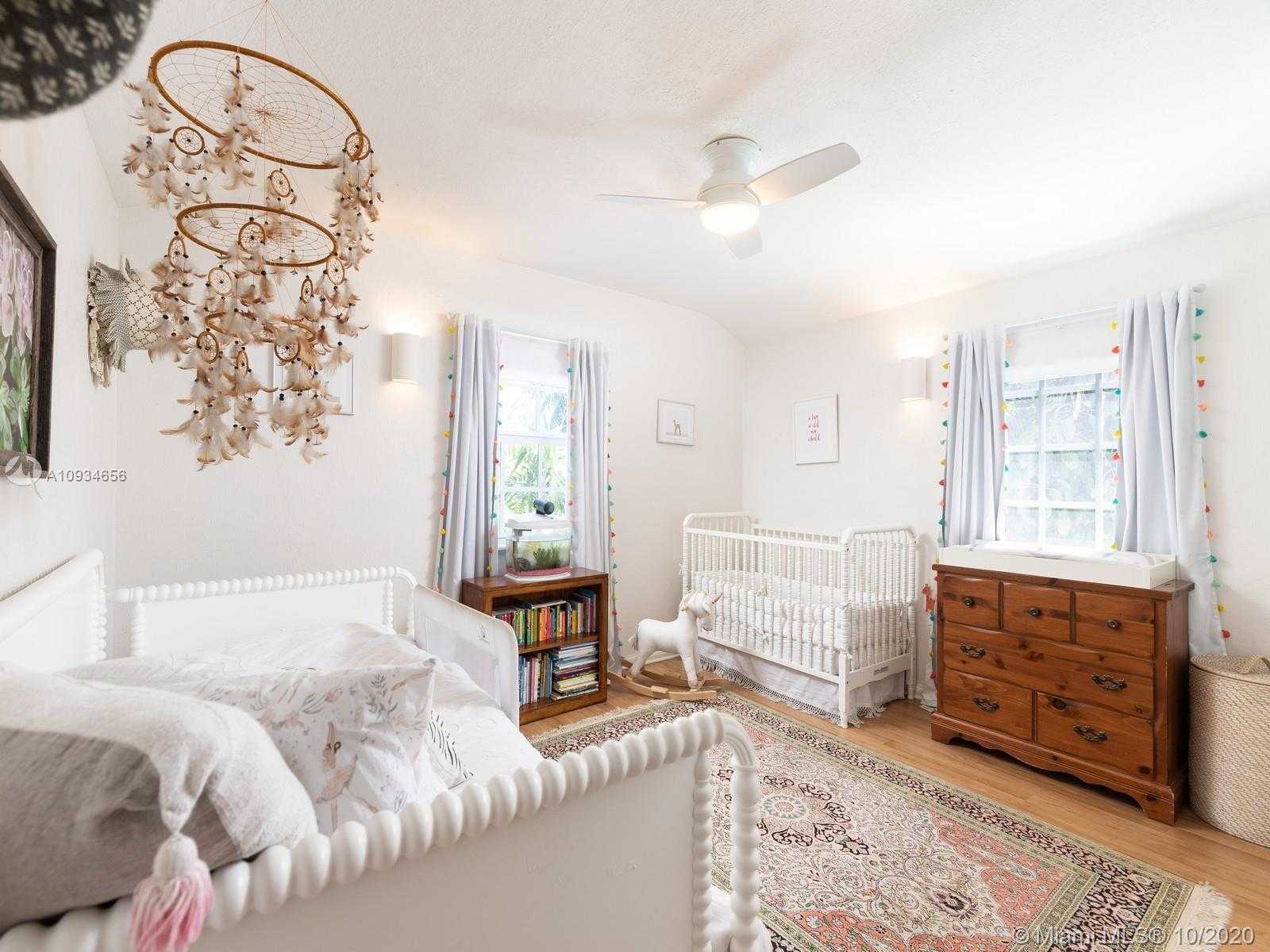 Small Image of 3520 CRYSTAL CT, Miami Number 18