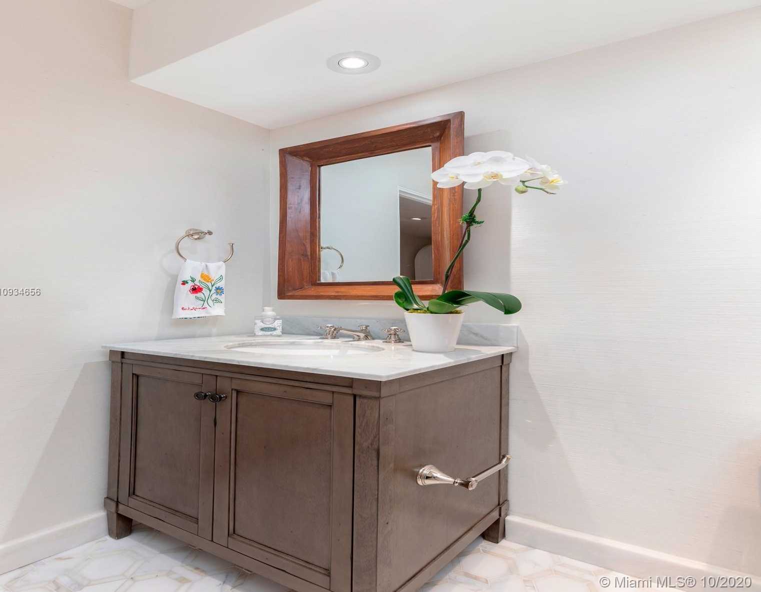 Small Image of 3520 CRYSTAL CT, Miami Number 21