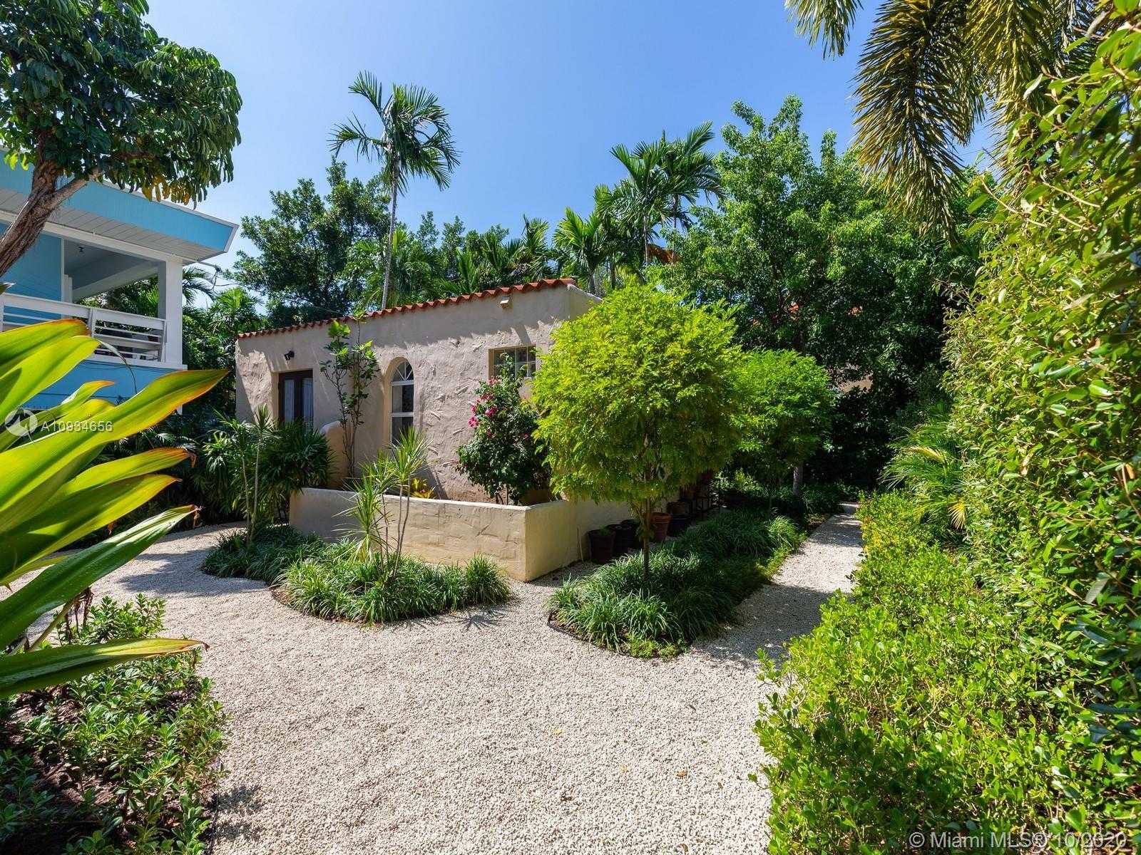 Small Image of 3520 CRYSTAL CT, Miami Number 26