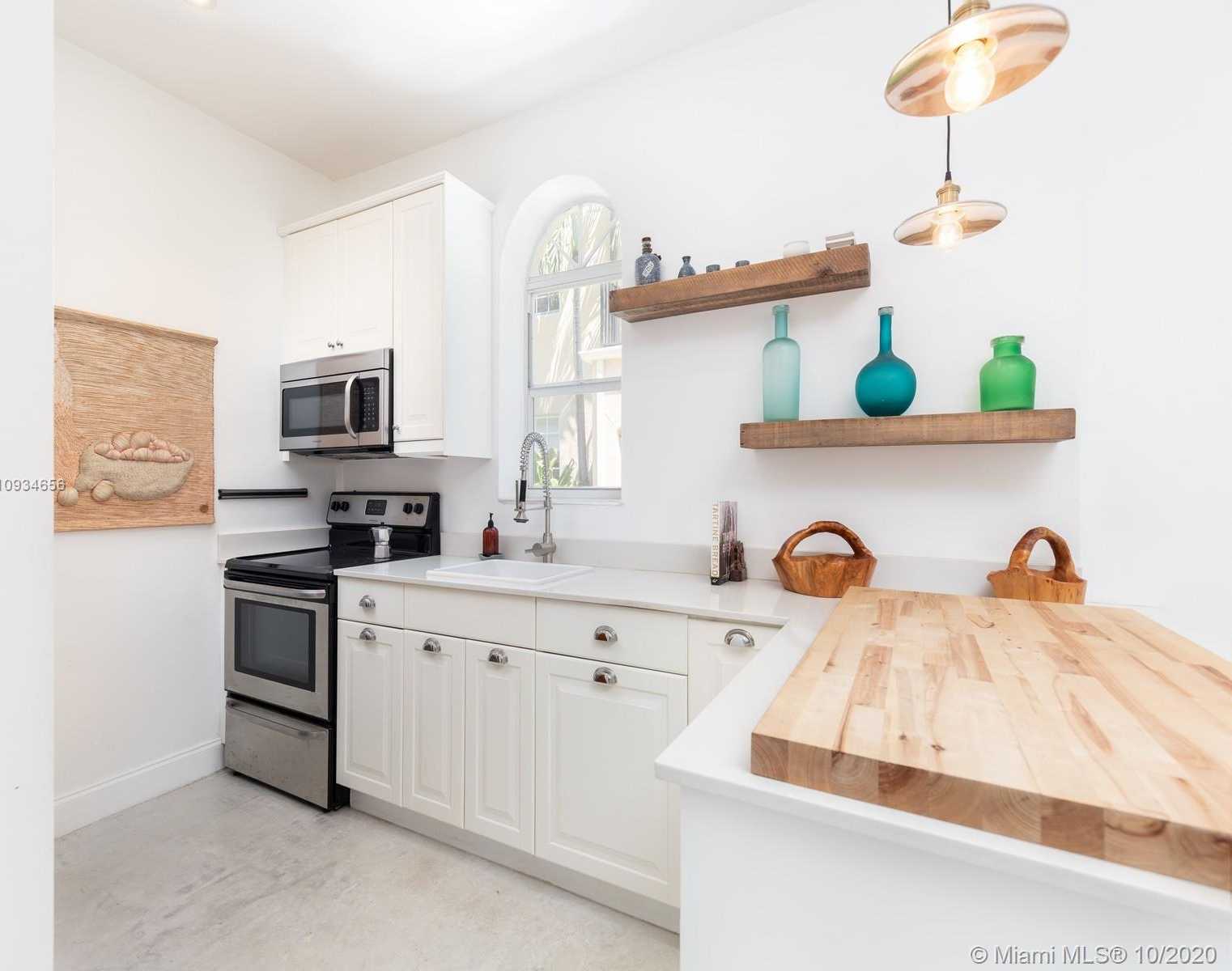Small Image of 3520 CRYSTAL CT, Miami Number 29
