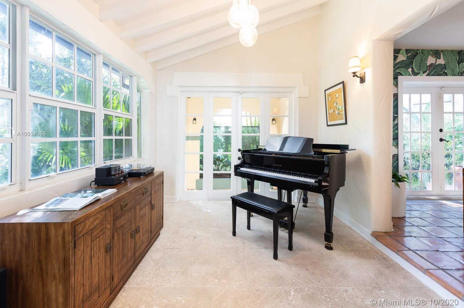 Small Image of 3520 CRYSTAL CT, Miami Number 5