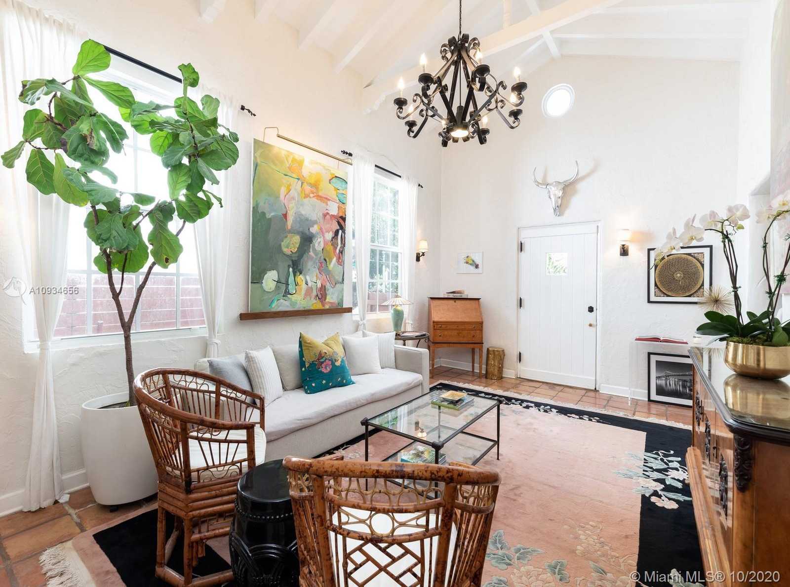 Small Image of 3520 CRYSTAL CT, Miami Number 6