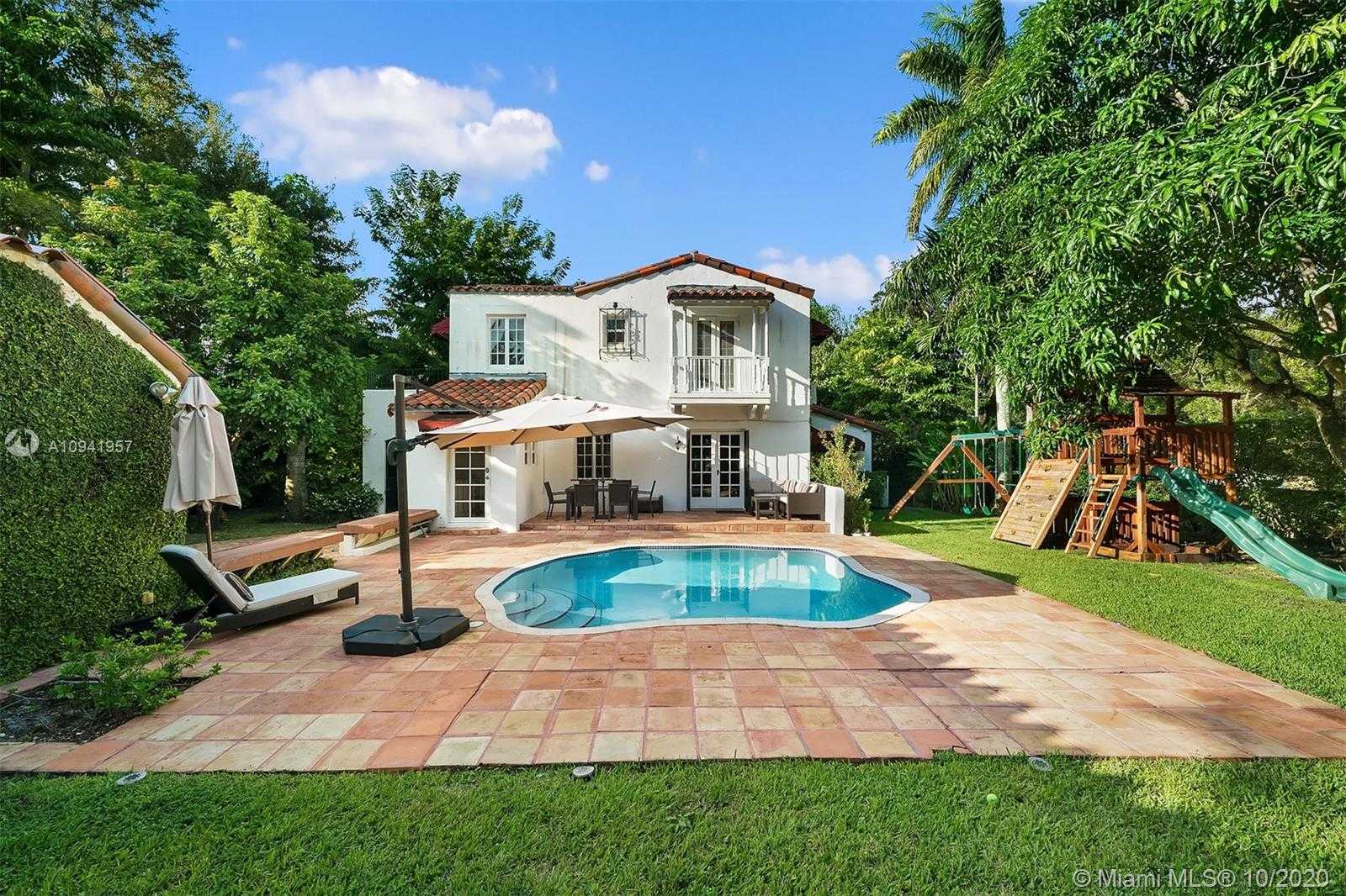 Small Image of 1302 ALHAMBRA CIR, Coral Gables Number 2