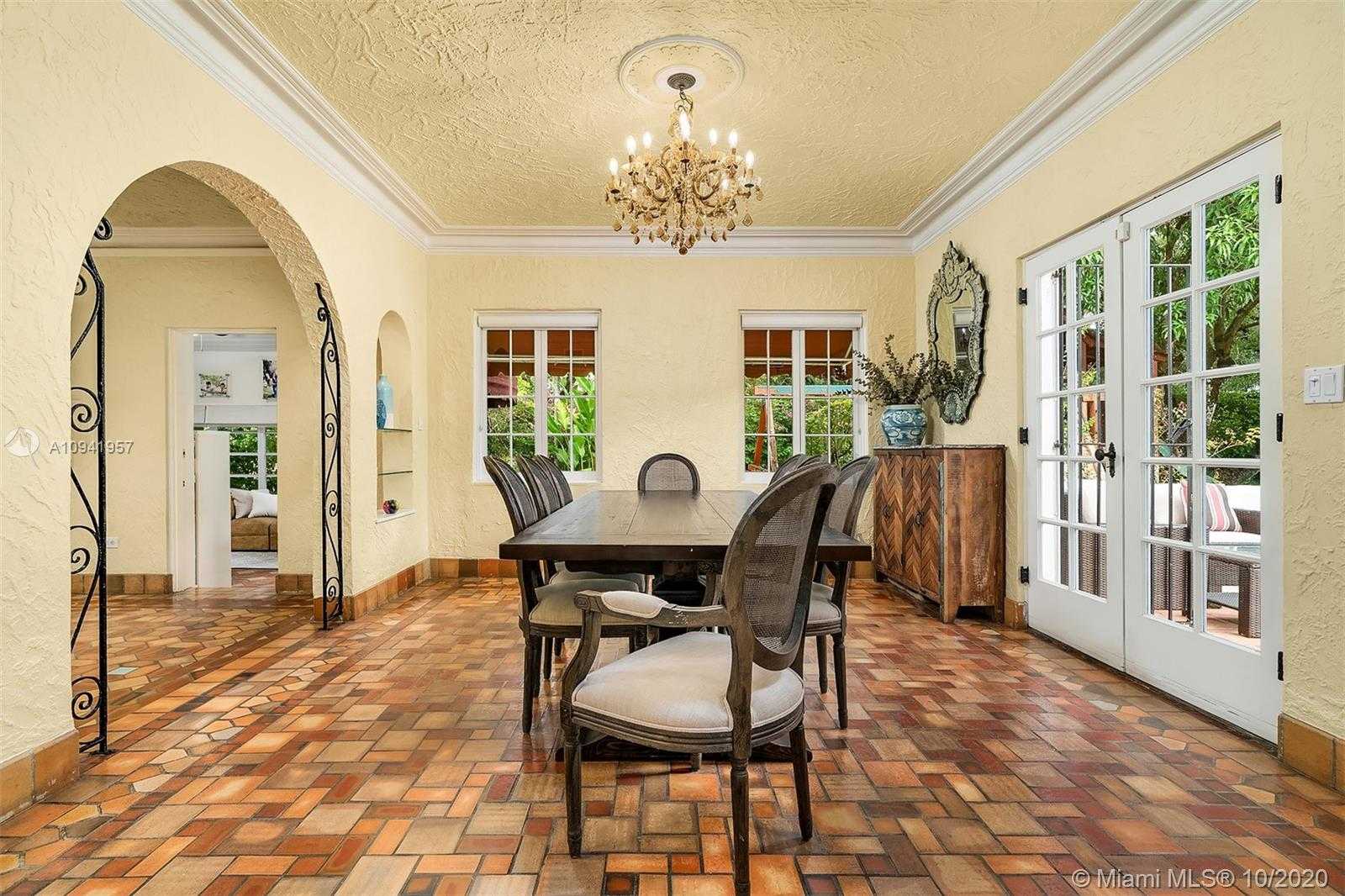 Small Image of 1302 ALHAMBRA CIR, Coral Gables Number 4