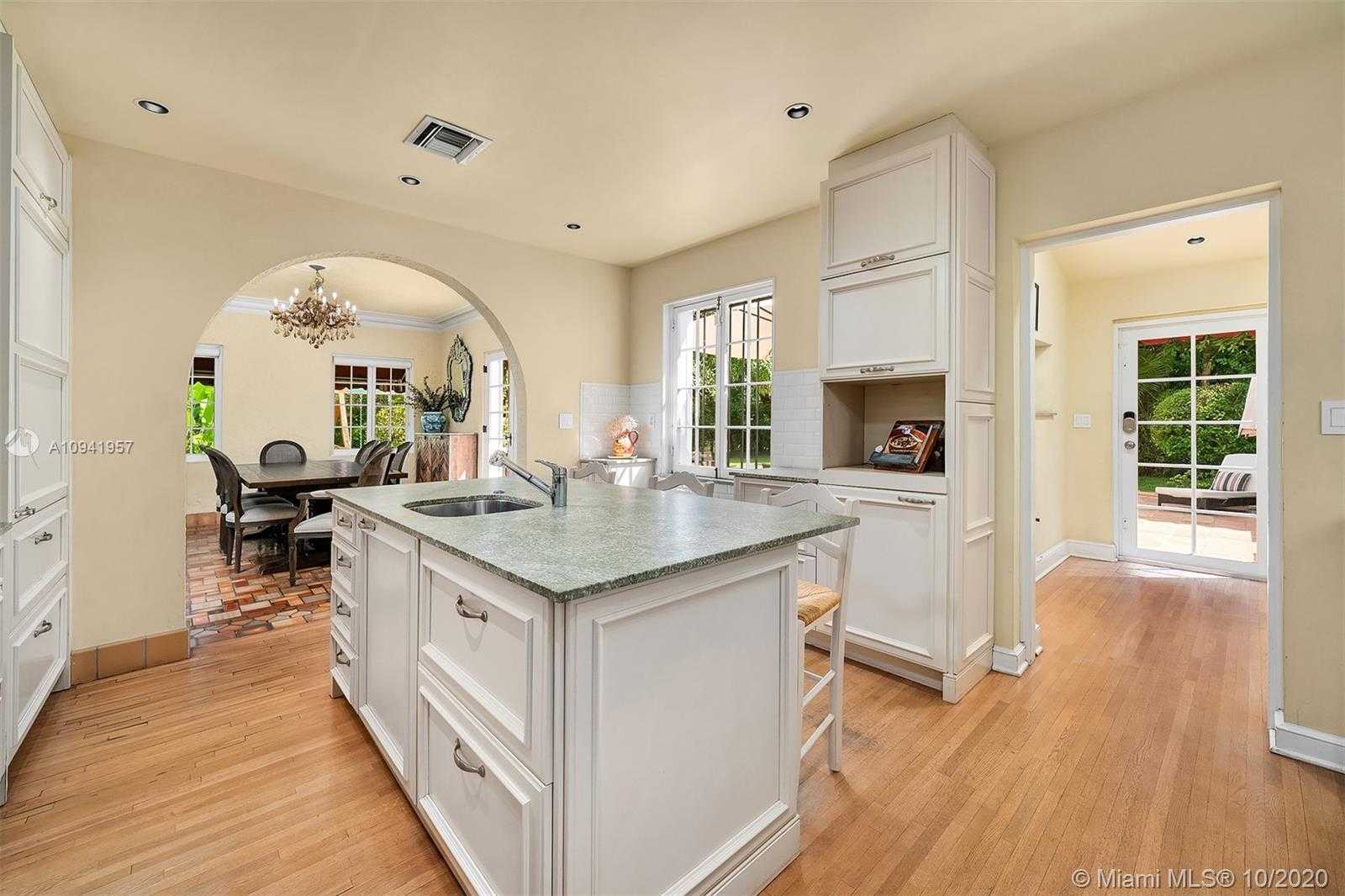 Small Image of 1302 ALHAMBRA CIR, Coral Gables Number 5