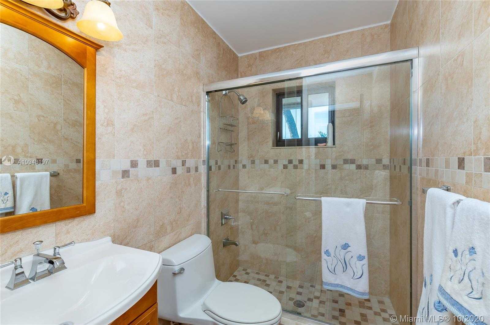Small Image of 632 ISLAND DR, Key Largo Number 20