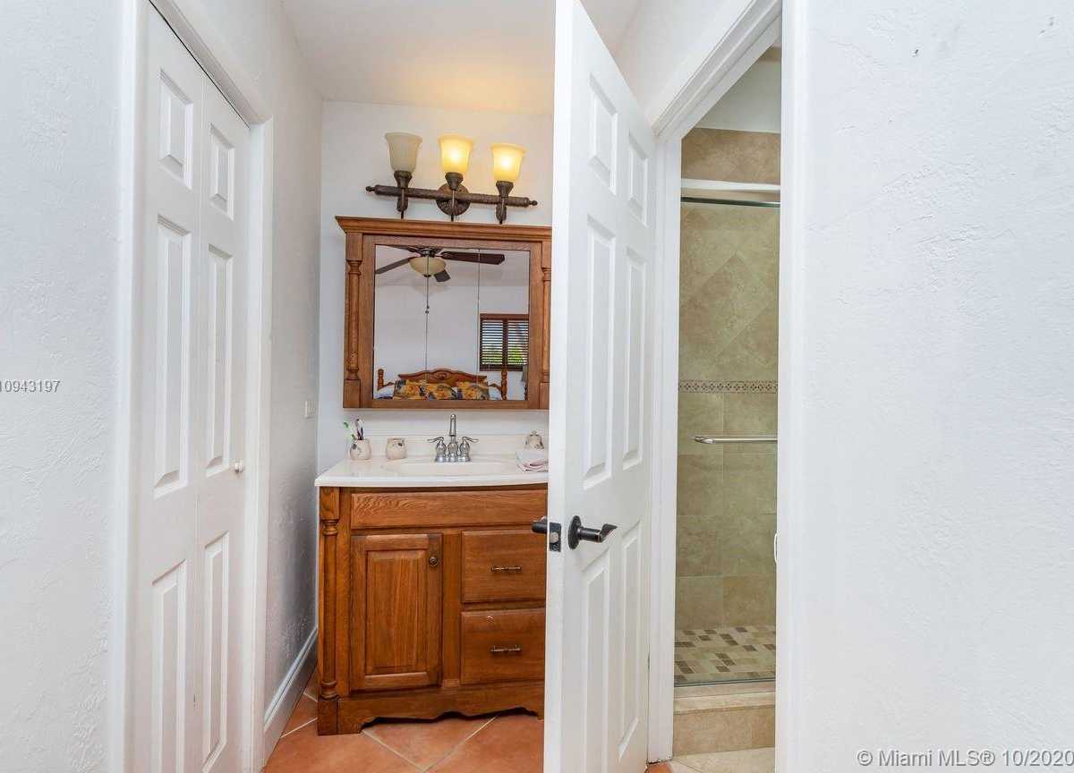 Small Image of 632 ISLAND DR, Key Largo Number 23