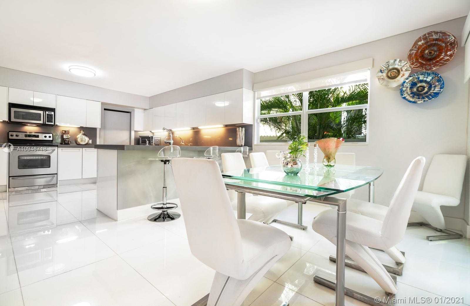 Small Image of 5543 LA GORCE DR, Miami Beach Number 11