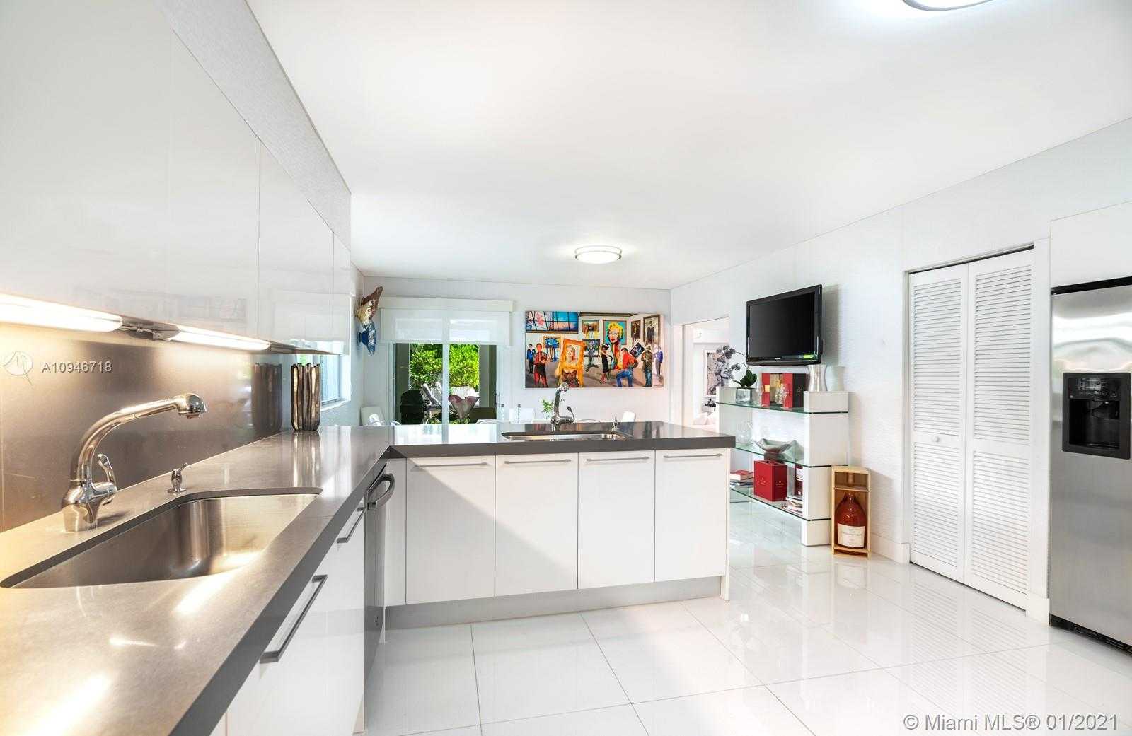 Small Image of 5543 LA GORCE DR, Miami Beach Number 12