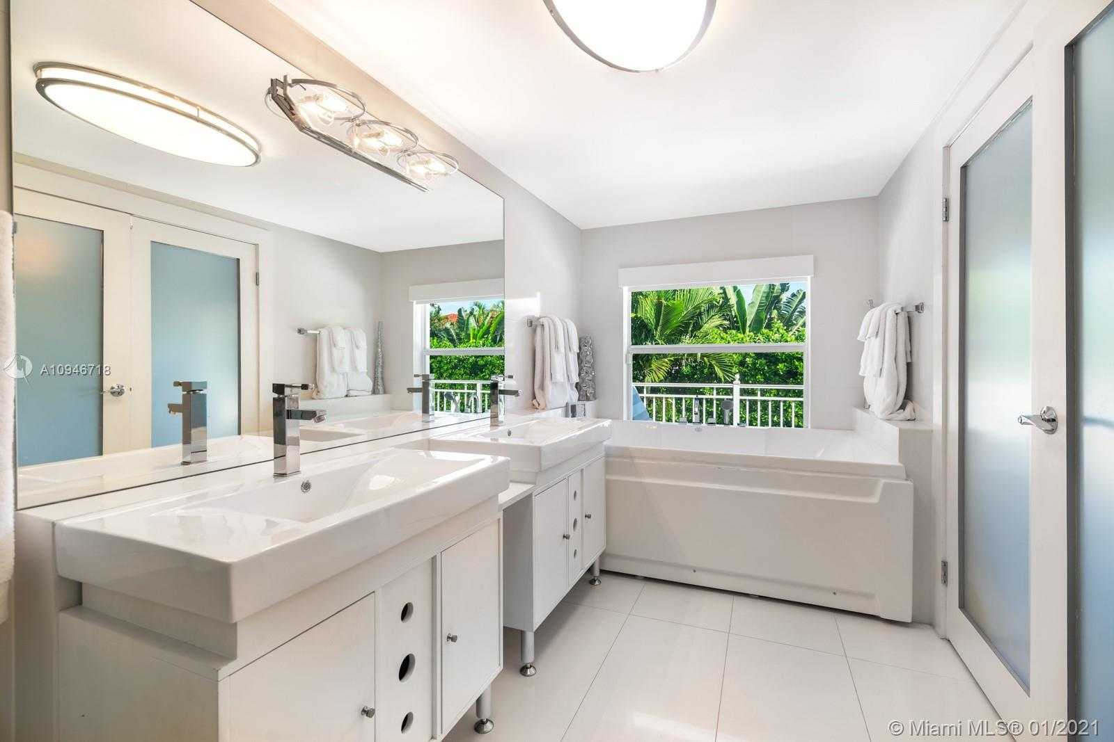 Small Image of 5543 LA GORCE DR, Miami Beach Number 16