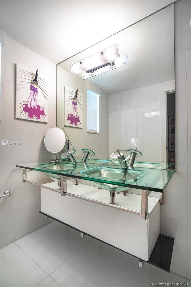 Small Image of 5543 LA GORCE DR, Miami Beach Number 19